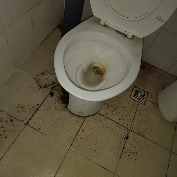 马桶底座滑落,底部碎了,现在漏水.