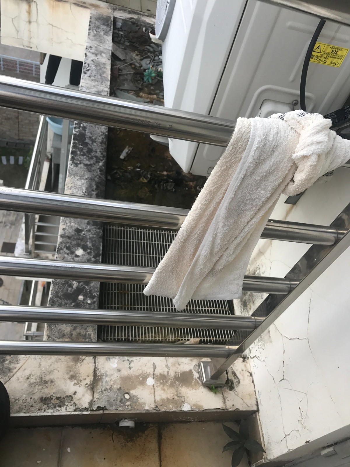 空调排水管外露,漏水严重